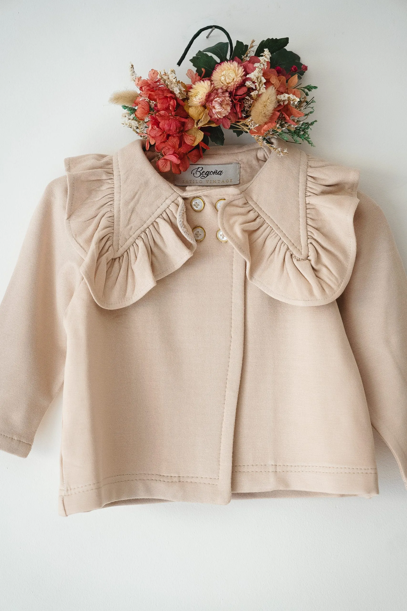 Saco Cora Modal con Frisa y Cuello Babero con Volados beige - Imagen 2