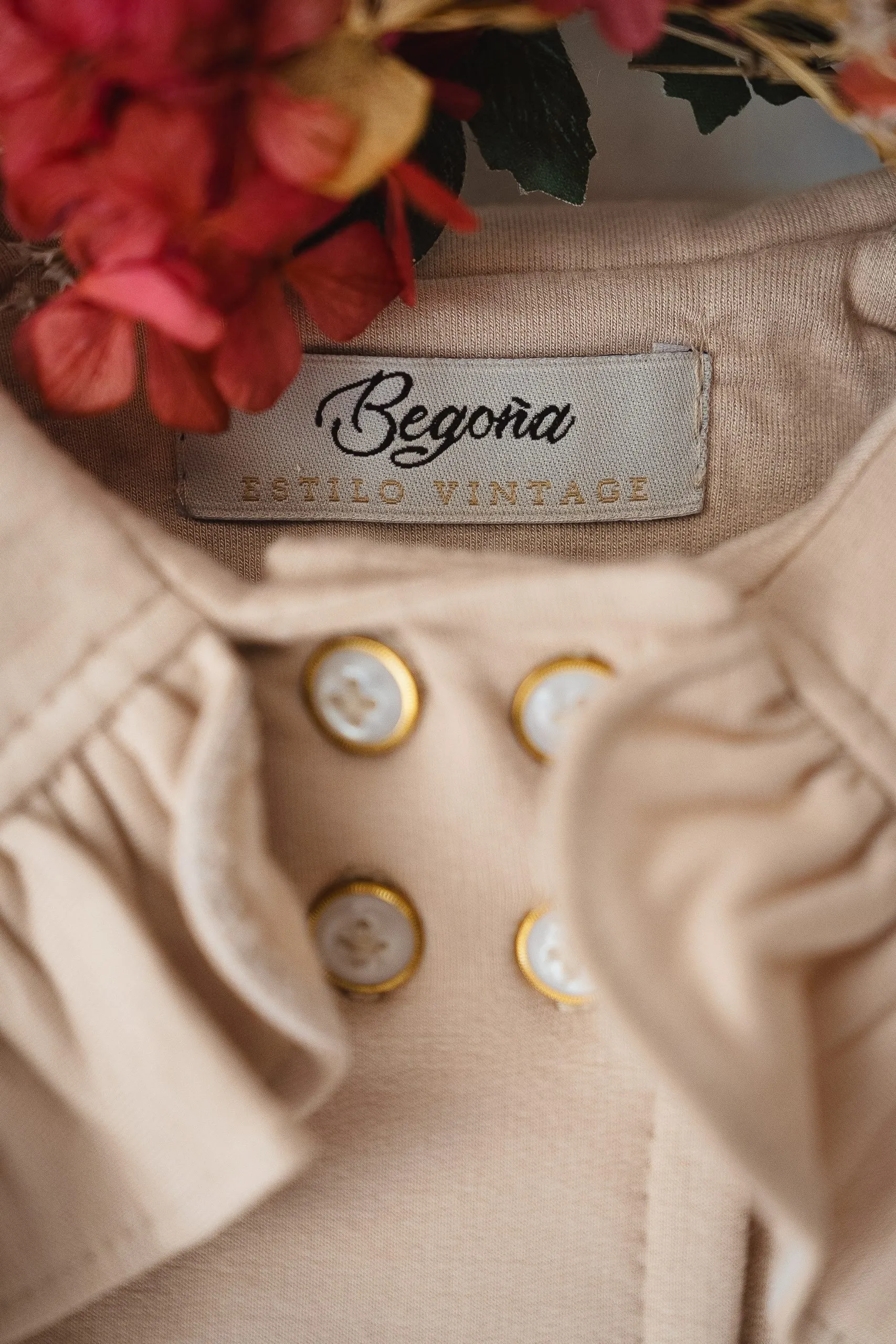 Saco Cora Modal con Frisa y Cuello Babero con Volados beige - Imagen 3