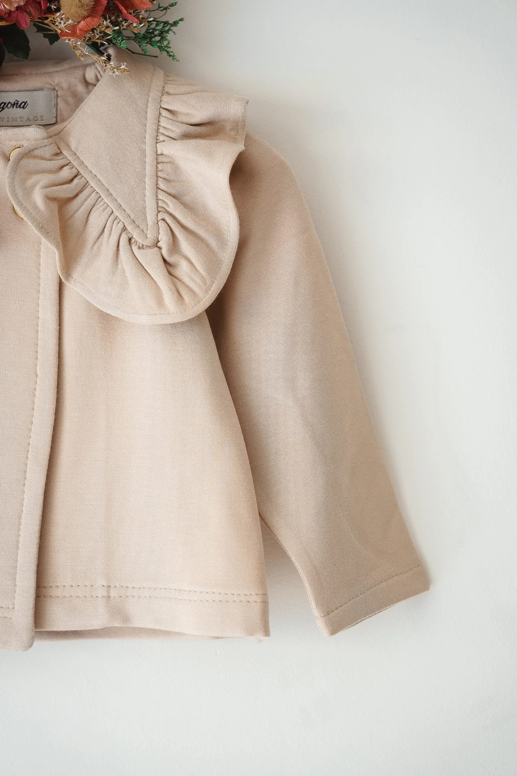 Saco Cora Modal con Frisa y Cuello Babero con Volados beige - Imagen 4