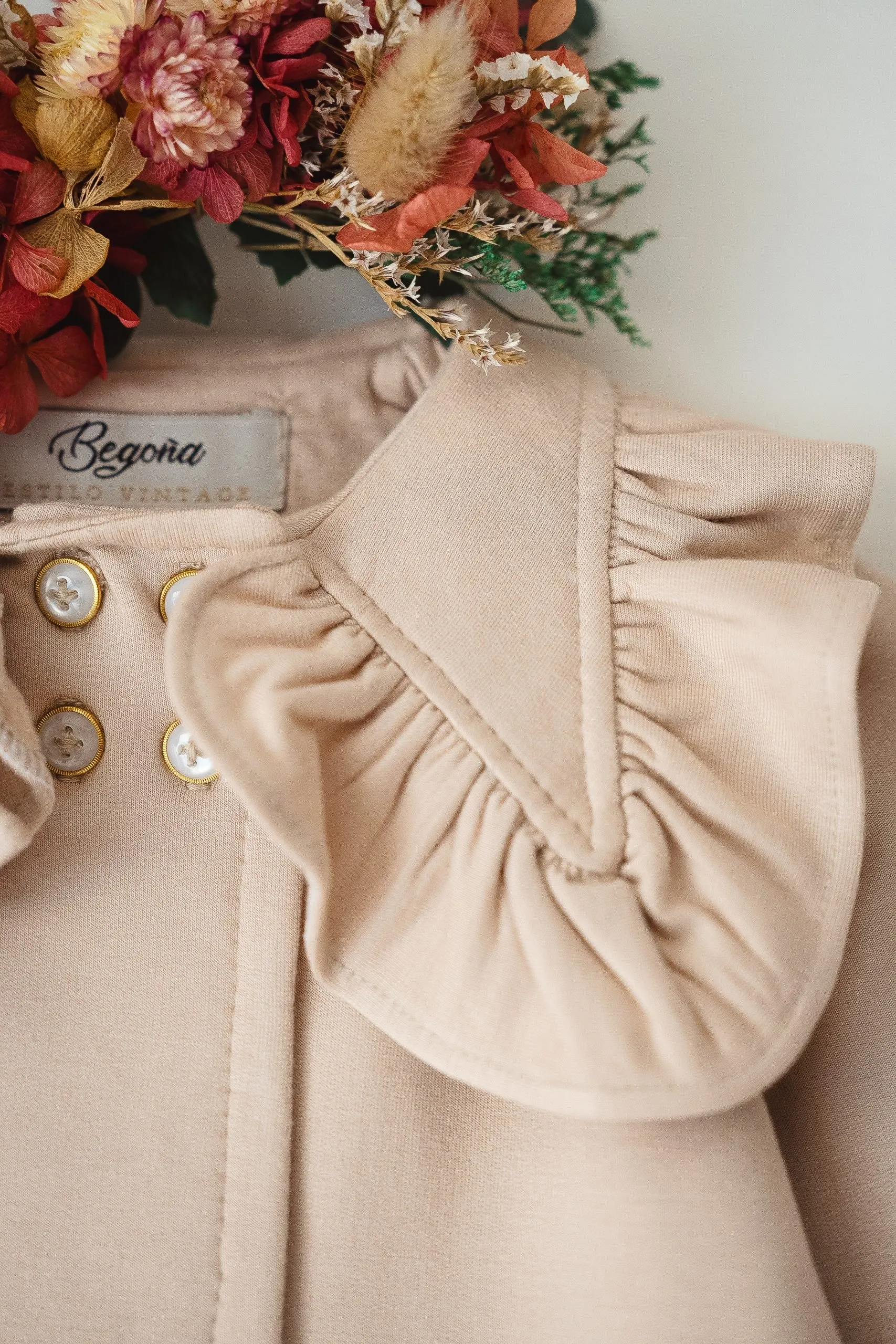 Saco Cora Modal con Frisa y Cuello Babero con Volados beige - Imagen 5