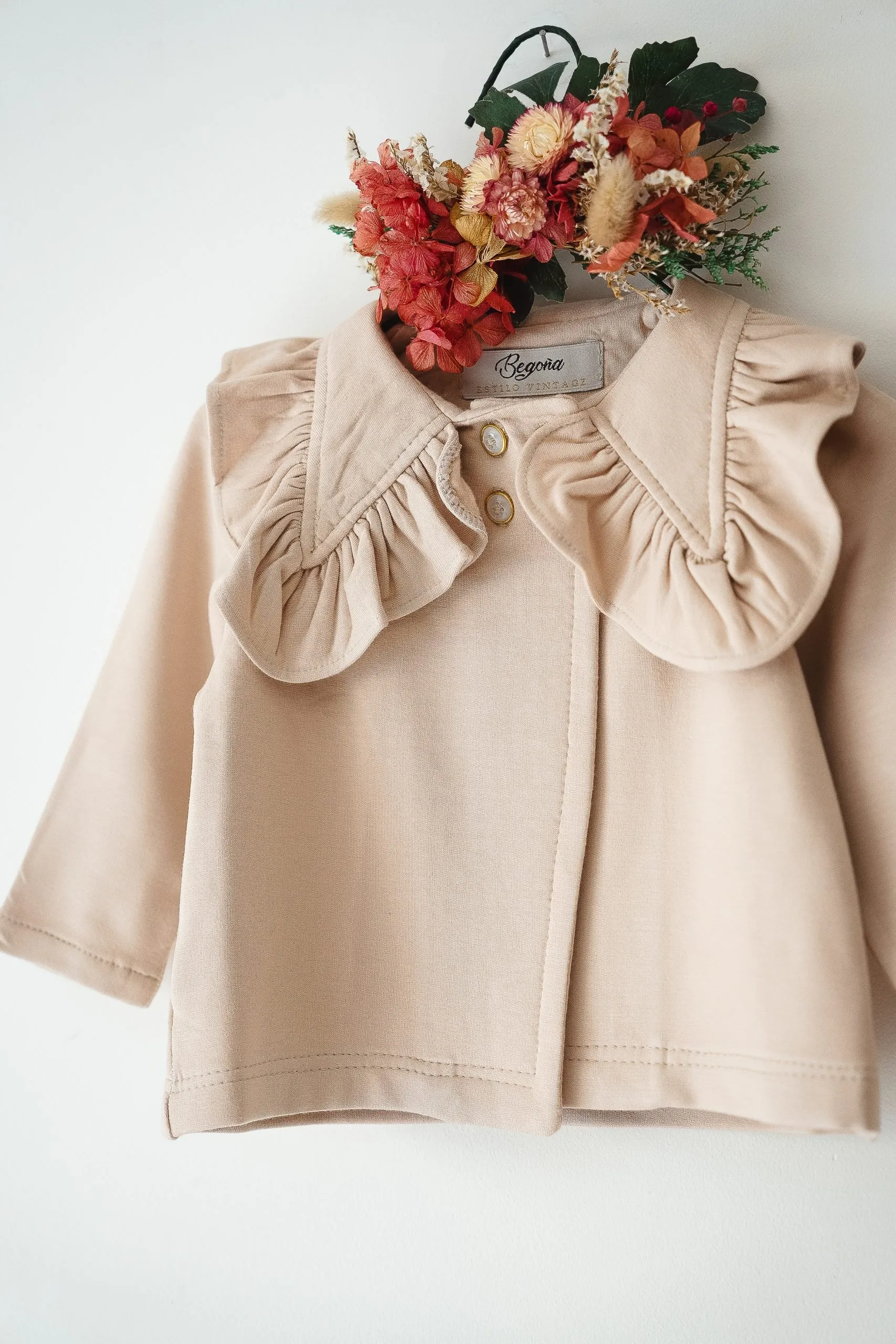 Saco Cora Modal con Frisa y Cuello Babero con Volados beige - Imagen 6