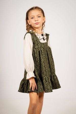 Jumper verde de bengalina para niñas con estampa geométrica y volado en ruedo, ideal para looks elegantes