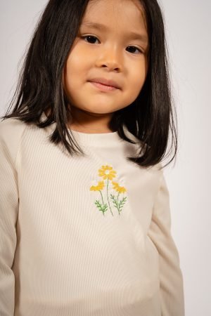 Alternative view of Remera Morley Ecru Bordada Margaritas Amarillas