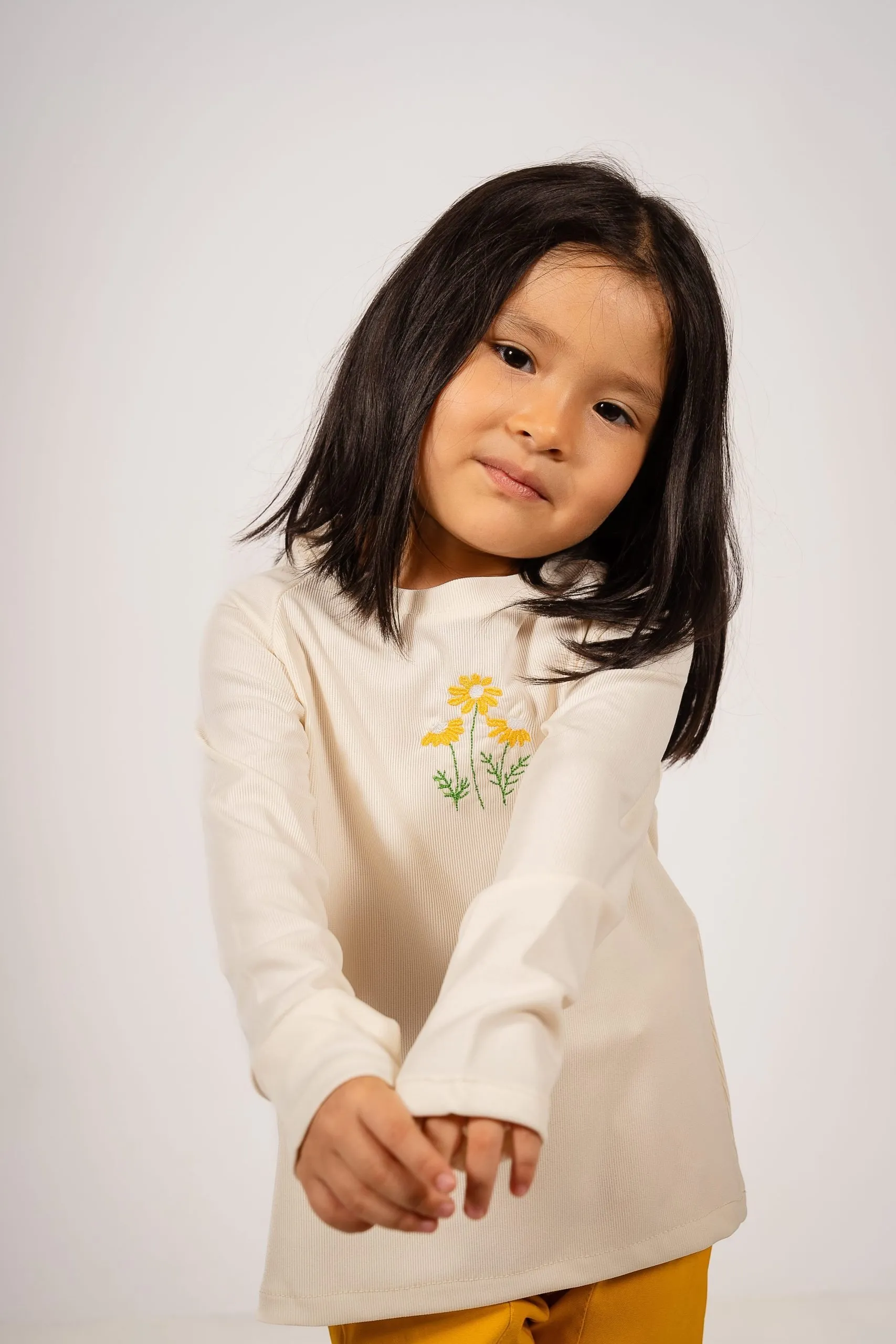 Remera Morley Ecru Bordada Margaritas Amarillas - Imagen 3