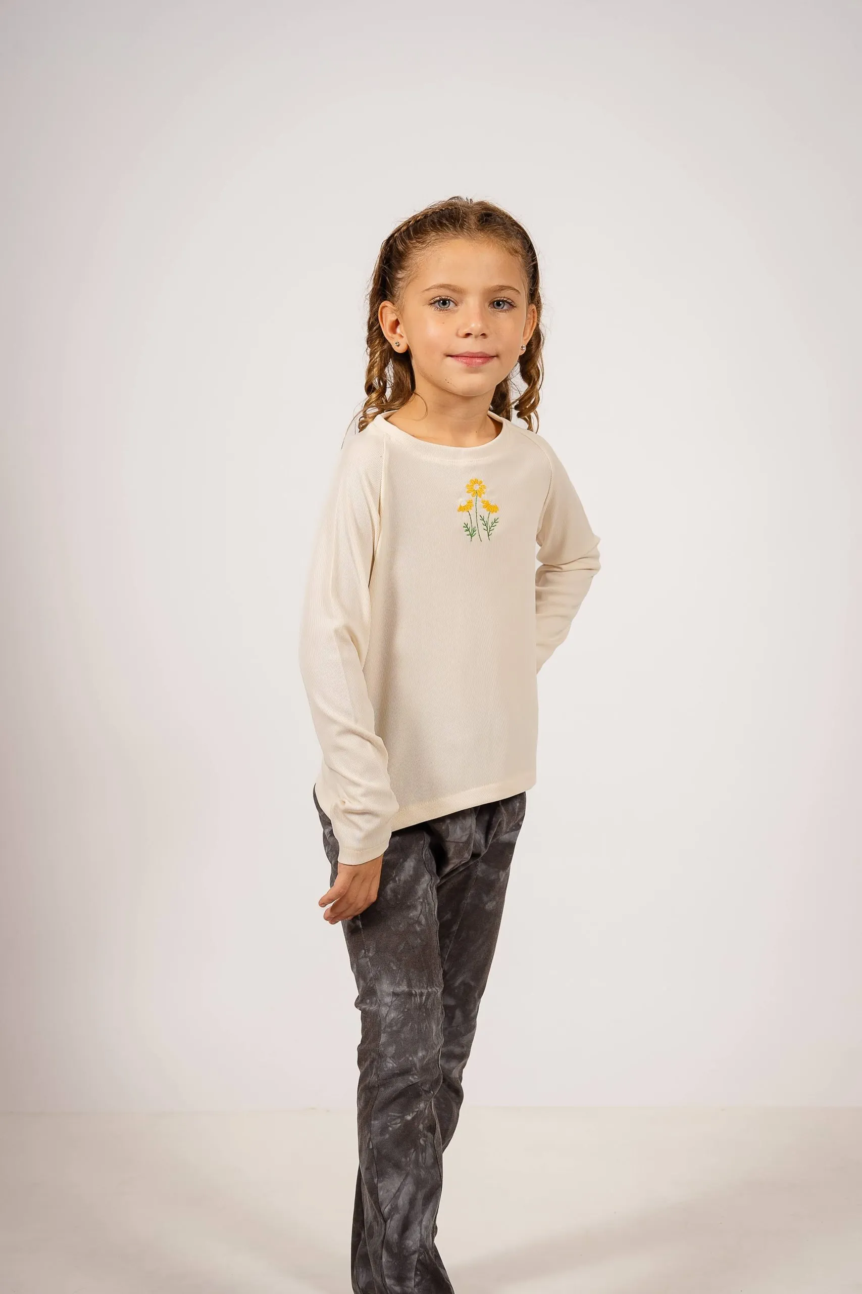 Remera Morley Ecru Bordada Margaritas Amarillas - Imagen 4