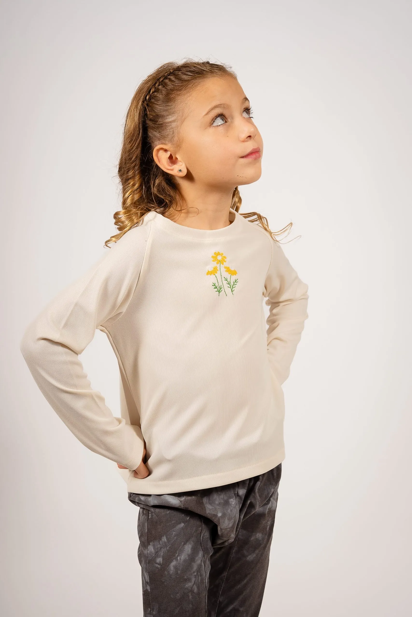 Remera Morley Ecru Bordada Margaritas Amarillas - Imagen 5