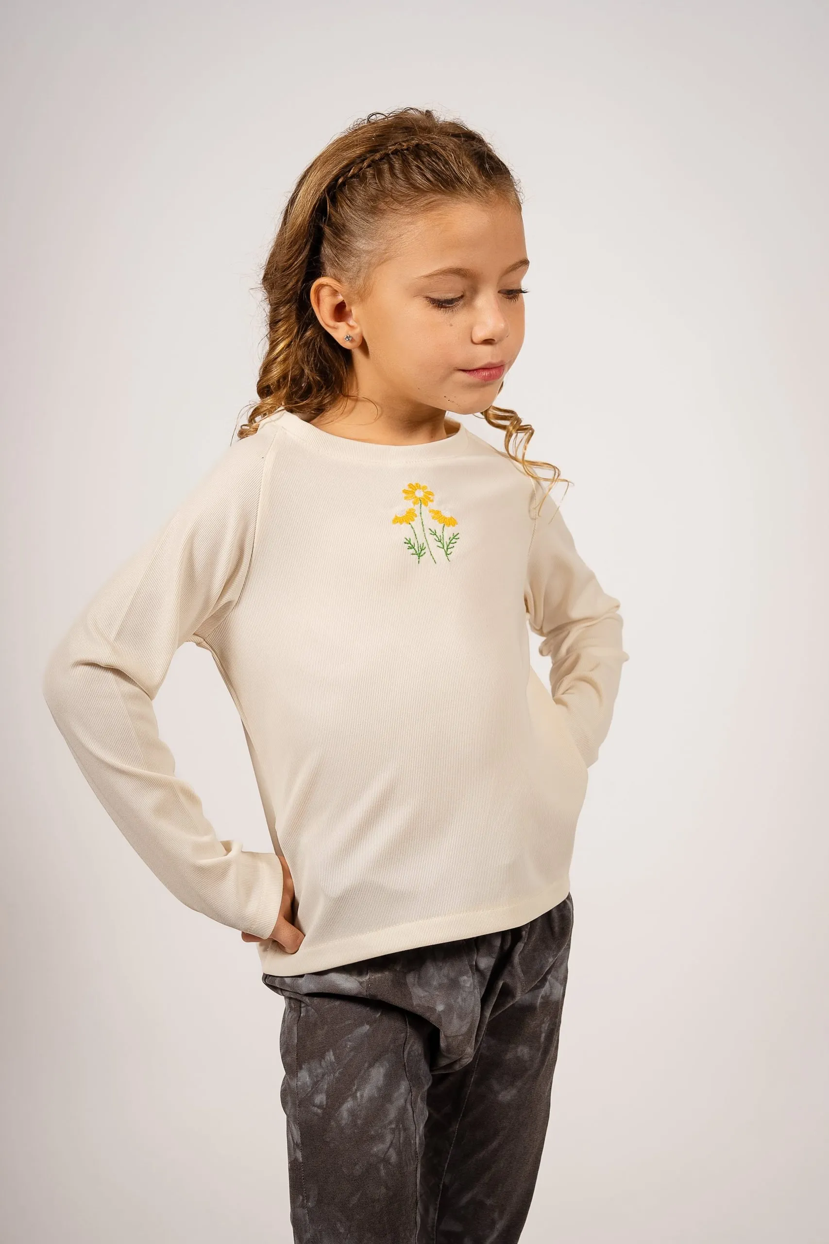 Remera Morley Ecru Bordada Margaritas Amarillas - Imagen 6