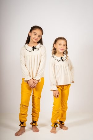 Alternative view of Conjunto Begoña de Blusa con Cuello Volado y Pantalón Mostaza con Moños
