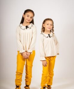 Alternative view of Conjunto Begoña de Blusa con Cuello Volado y Pantalón Mostaza con Moños