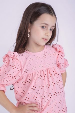 Blusa de broderie elastizada rosa para niñas con volados en hombros y mangas, diseño de Begoña Infantil