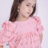 Blusa de broderie elastizada rosa para niñas con volados en hombros y mangas, diseño de Begoña Infantil