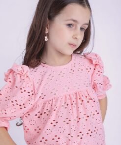 Blusa de broderie elastizada rosa para niñas con volados en hombros y mangas, diseño de Begoña Infantil