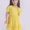 Niña de vestido amarillo de broderie de verano