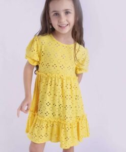 Niña de vestido amarillo de broderie de verano