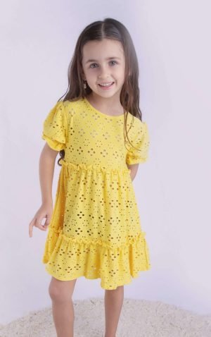 Niña de vestido amarillo de broderie de verano