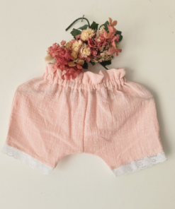 Pantalón corto de gasa de algodón rosa con puntilla blanca en el ruedo, ideal para niñas, diseño artesanal y liviano