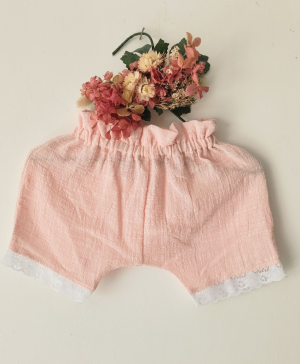 Pantalón corto de gasa de algodón rosa con puntilla blanca en el ruedo, ideal para niñas, diseño artesanal y liviano