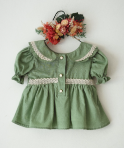Blusa de voile de algodón para niñas, color verde, con cuello Peter Pan y encaje artesanal de Begoña Moda Infantil