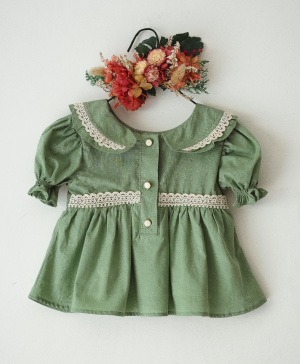 Blusa de voile de algodón para niñas, color verde, con cuello Peter Pan y encaje artesanal de Begoña Moda Infantil