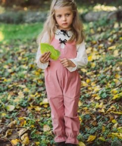 Enterito rosa viejo de bengalina con moño de terciopelo y escote en gota, diseño elegante para niñas, con botamangas fruncidas