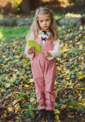 Enterito rosa viejo de bengalina con moño de terciopelo y escote en gota, diseño elegante para niñas, con botamangas fruncidas