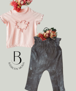 Remera Rosa con Volados en Forma de Corazón + Pantalón batik