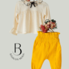 Conjunto Begoña de Blusa con Cuello Volado y Pantalón Mostaza con Moños
