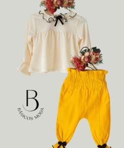 Conjunto Begoña de Blusa con Cuello Volado y Pantalón Mostaza con Moños