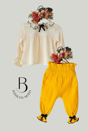 Conjunto Begoña de Blusa con Cuello Volado y Pantalón Mostaza con Moños