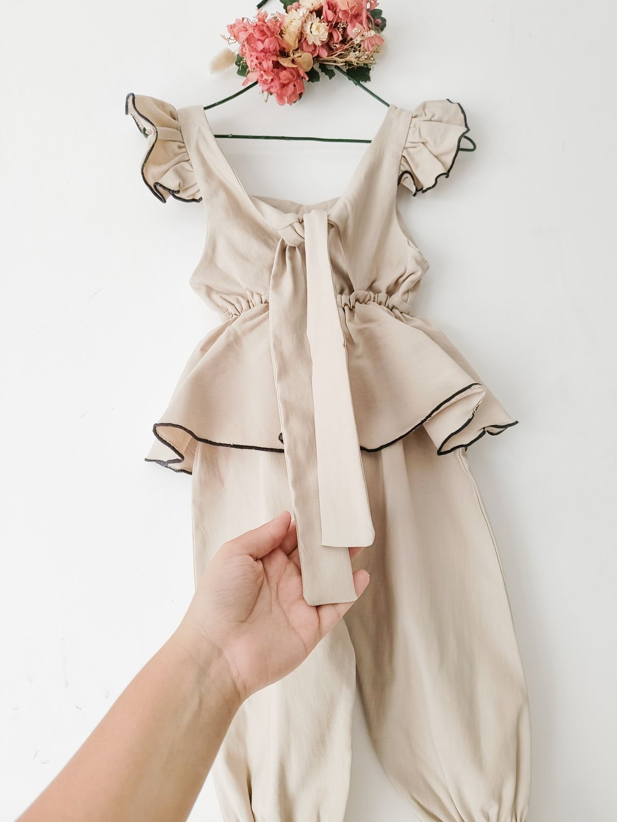 Jumpsuit Bengalina Beige Detalles Negros - Imagen 6