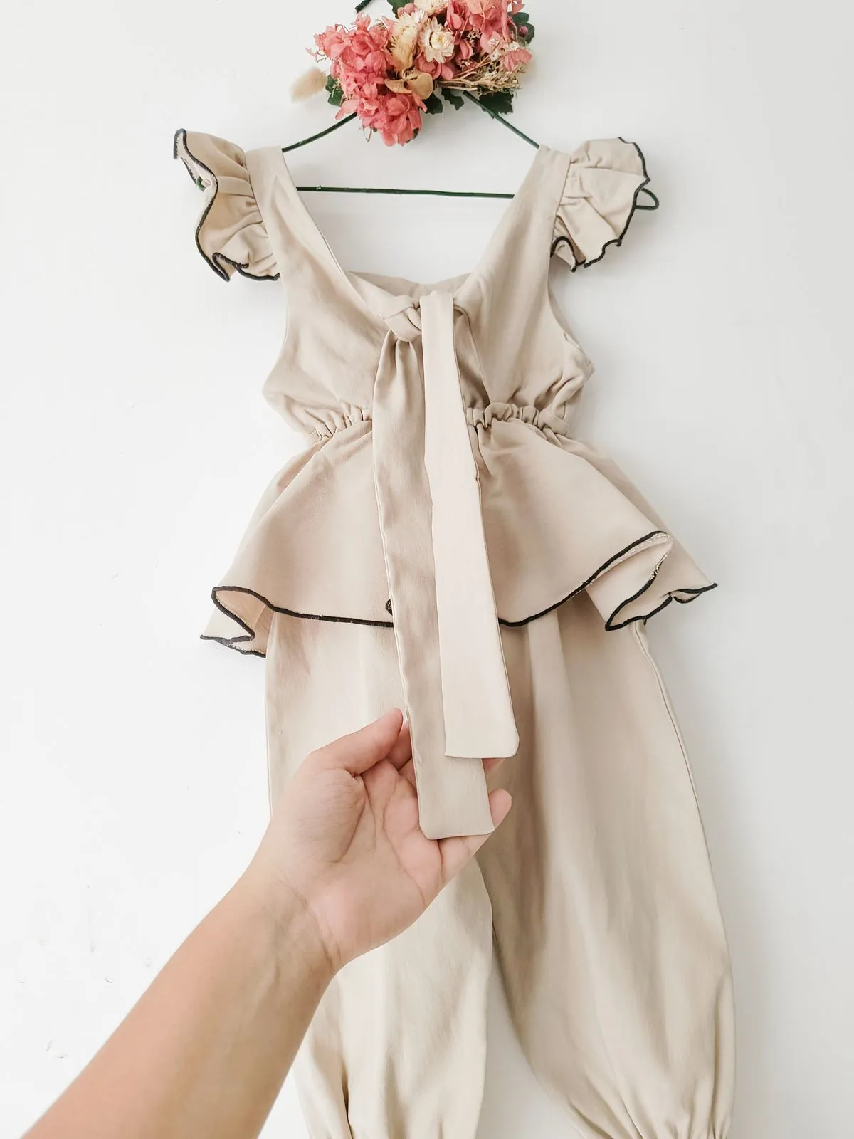 Jumpsuit Bengalina Beige Detalles Negros - Imagen 9