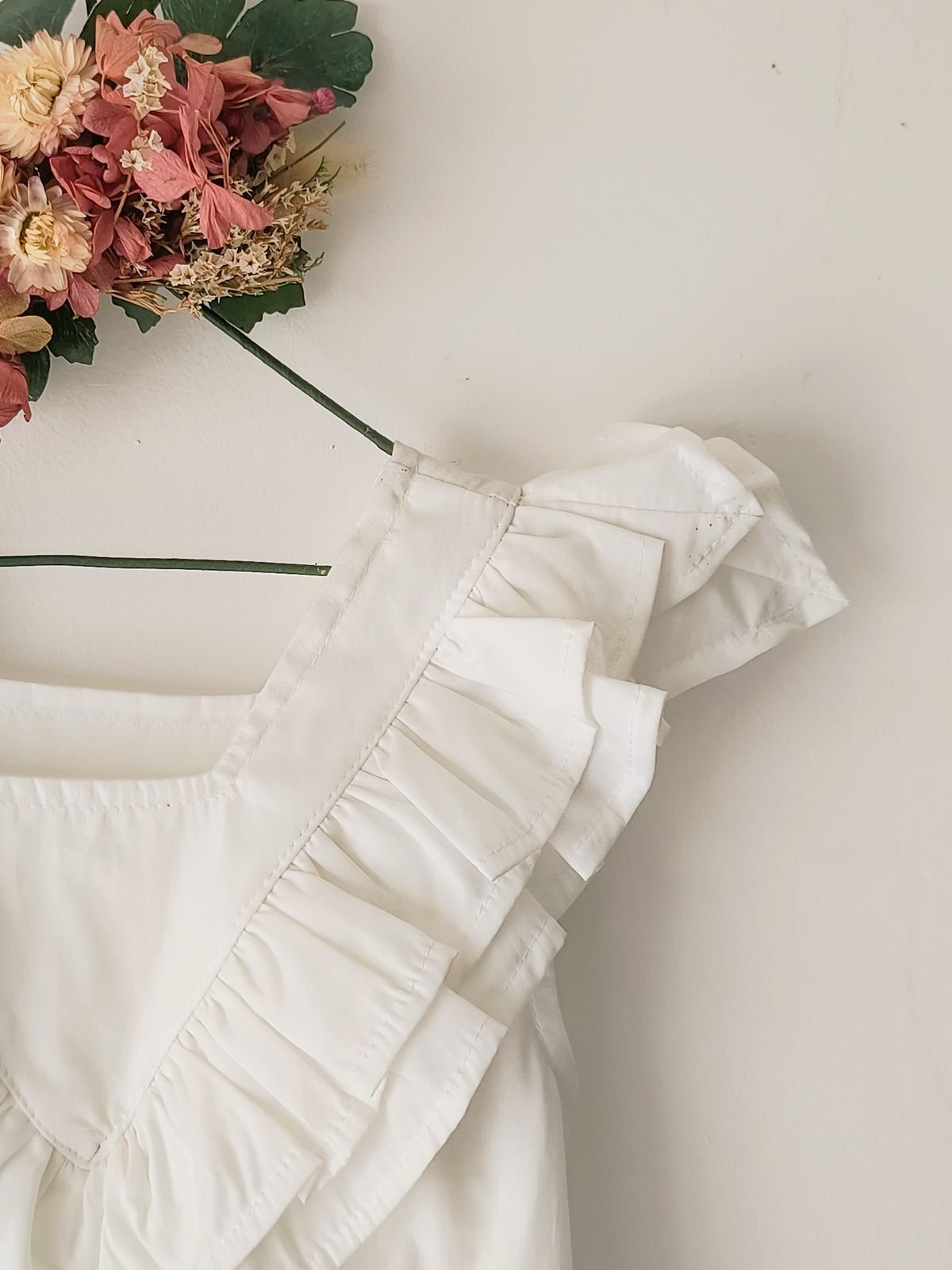 vestido mini volado V de poplín 100% algodón - Imagen 3