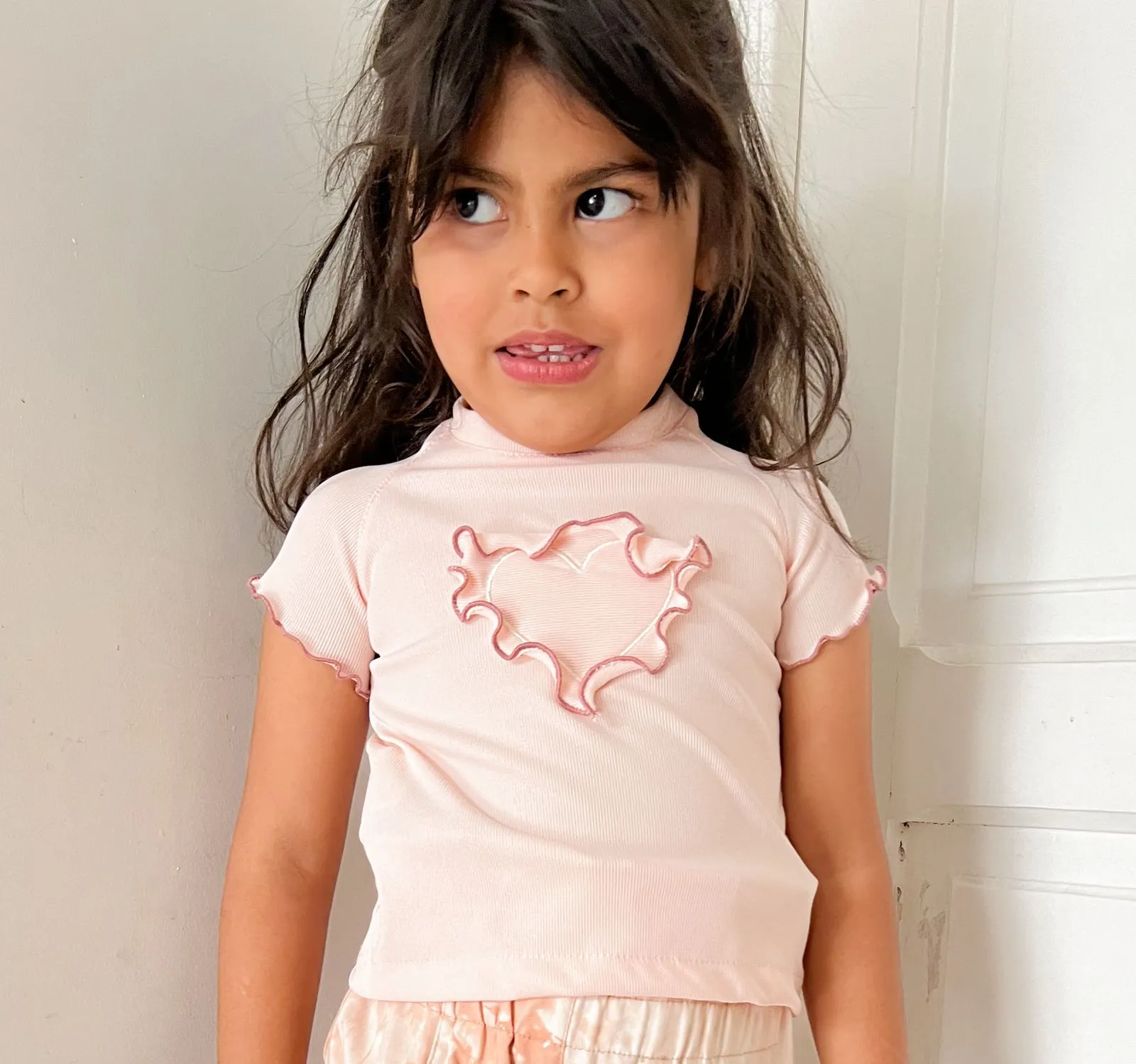 Remera Rosa con Volados en Forma de Corazón + Pantalón batik - Imagen 5