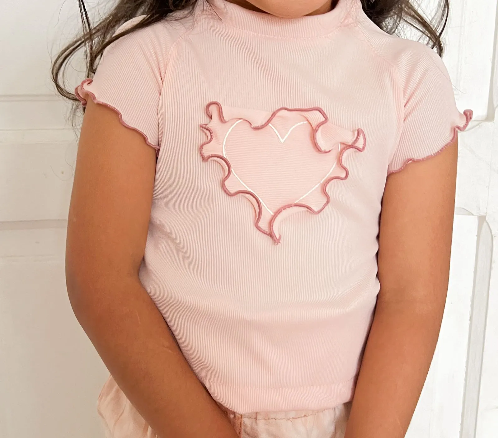 Remera Rosa con Volados en Forma de Corazón + Pantalón batik - Imagen 3