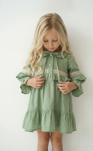 Vestido verde de voile para niñas con puntillas y mangas globo, diseño artesanal romántico