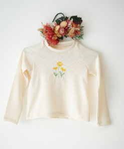 Remera Morley Ecru Bordada Margaritas Amarillas