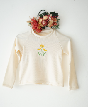 Remera Morley Ecru Bordada Margaritas Amarillas