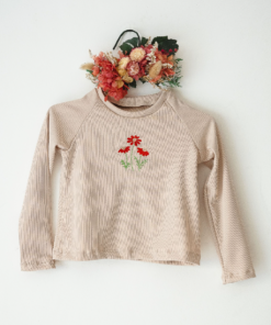 Remera Morley Beige Bordado Margaritas Rojas