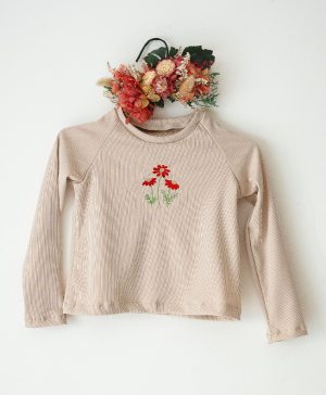 Remera Morley Beige Bordado Margaritas Rojas