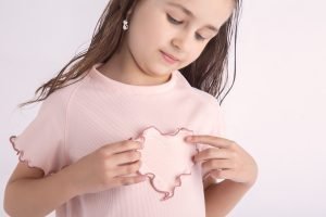 Alternative view of Blusa Infantil Coquette con Corazón Rústico – Rosa Palo