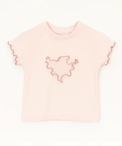Blusa infantil rosa palo con corazón en relieve y volado rústico, estilo coquette