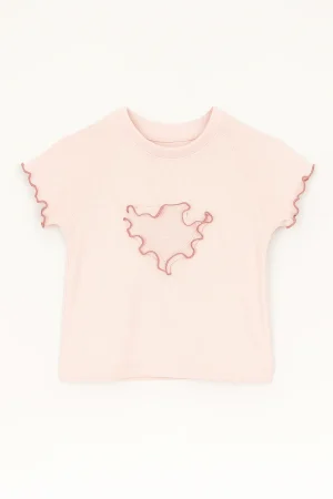 Blusa infantil rosa palo con corazón en relieve y volado rústico, estilo coquette
