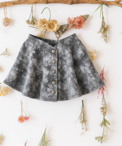 Falda batik de bengalina gris con broches níquel, corte campana cintura alta para niñas – Begoña Boutique
