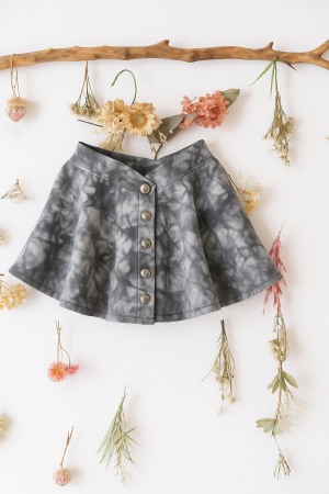Falda batik de bengalina gris con broches níquel, corte campana cintura alta para niñas – Begoña Boutique