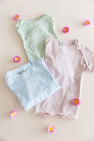 remera infantil coquette bordada raglán celeste, rosa y verde romántica algodón – Begoña