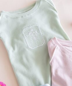 remera infantil coquette bordada raglán verde pastel bordado floral – Begoña