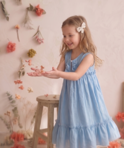 Vestido infantil simil lino celeste con volados y festones – fresco y liviano