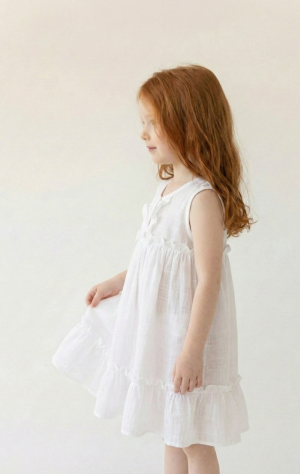 Vestido infantil boho chic blanco con volados y festones, fresco y artesanal