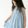 Vestido infantil simil lino celeste sobre la rodilla con volados y festones – Begoña Kids