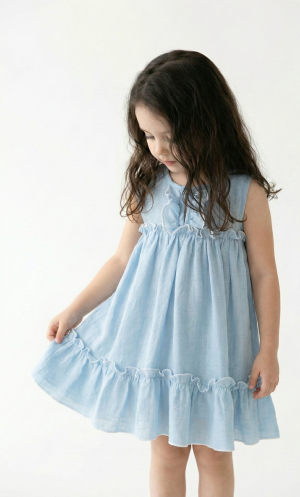 Vestido infantil simil lino celeste sobre la rodilla con volados y festones – Begoña Kids